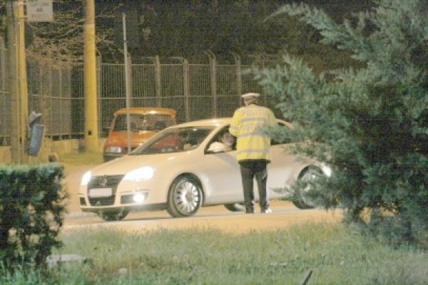 Prins fără permis, a încercat să fugă de poliţişti